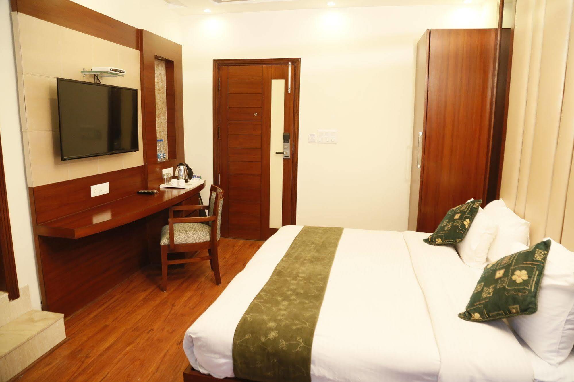 Grand Ffour Hotell New Delhi Exteriör bild