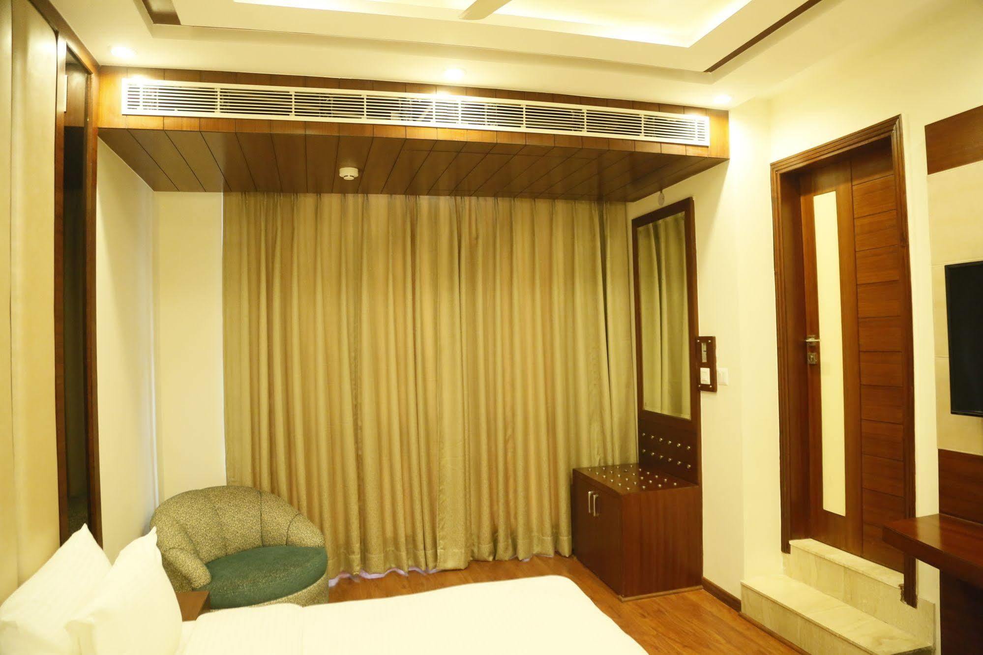 Grand Ffour Hotell New Delhi Exteriör bild